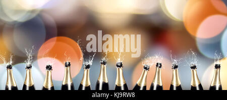Des bouteilles de vin mousseux - Panorama coloré Banque D'Images