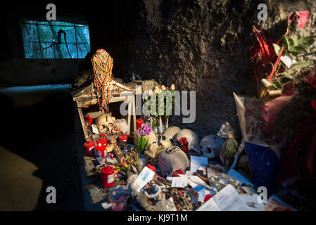 Naples. L'Italie. Cimetière Cimitero delle Fontanelle. Ornent les offres de l'un des crânes les plus populaires connu sous le nom de 'donna Concetta', le chef que sweats Banque D'Images