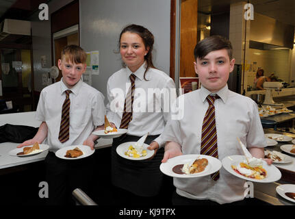 Les étudiants de deuxième niveau de l'Irlande du Nord Aider à servir les repas scolaires, à Londonderry, en Irlande du Nord. ©GEORGE sweeney / alamy Banque D'Images