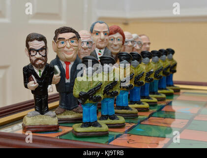 Figurines politiques et paramilitaires, faisant partie d'un jeu d'échecs sur le thème de l'Irlande du Nord. ©George Sweeney / Alamy Banque D'Images