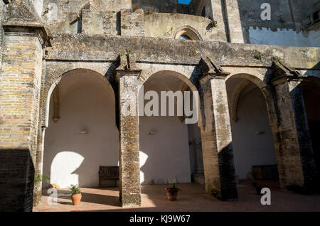 Cloître de l'église de Saint Mary le couronné à Malcocinado, Andalousie, espagne. Banque D'Images