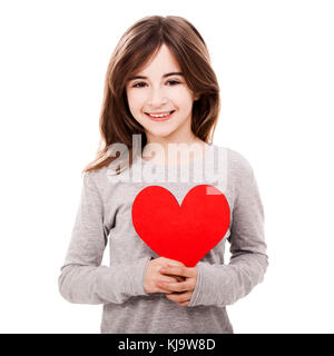 Little girl holding a coeur fait avec du papier , isolé sur fond blanc Banque D'Images