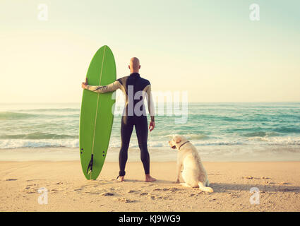 Surfist sur la plage avec son meilleur ami Banque D'Images