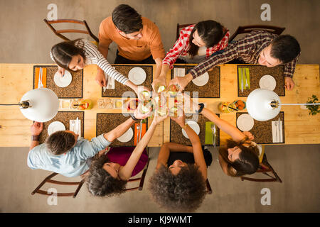 Groupe de personnes et de grillage à heureux dans un restaurant. Banque D'Images