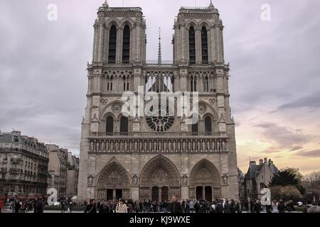 21 Nov 2008 - Paris - La façade ouest de la cathédrale Notre-Dame est un chef-d'œuvre gothique remarquable de simplicité et d'harmonie Banque D'Images