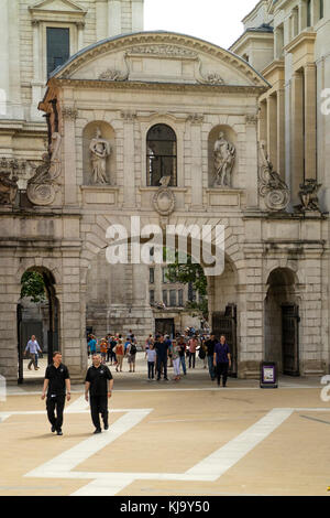 Temple Bar porte maintenant érigée et restaurée à Paternoster Square dans la City de Londres. Banque D'Images