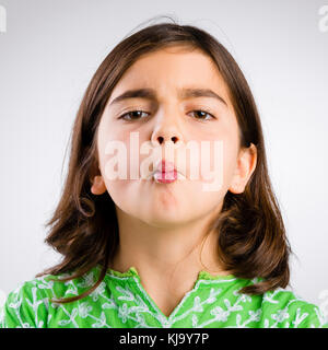 Portrait d'une petite fille faisant une expression bouche du poisson Banque D'Images