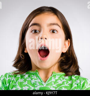 Portrait d'une petite fille faisant une expression bouche étonnée Banque D'Images