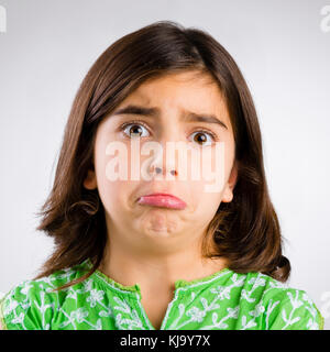 Portrait d'une petite fille faisant une expression triste Banque D'Images
