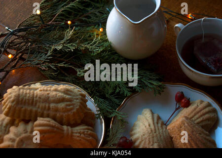 Sur la table des gâteaux au miel et une tasse de thé Banque D'Images