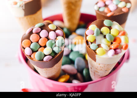 Sweet des glaces avec des bonbons dans le panier, selective focus Banque D'Images