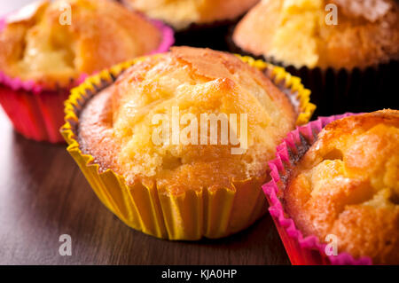 Délicieux gâteau fait maison dans cups Banque D'Images