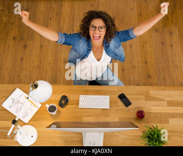 Vue de dessus d'une businesswoman with arms open au bureau Banque D'Images