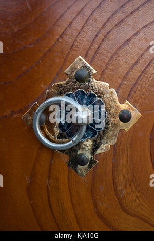 Ornement plaqué or et l'anneau sur un tambour taiko pour la décoration Banque D'Images