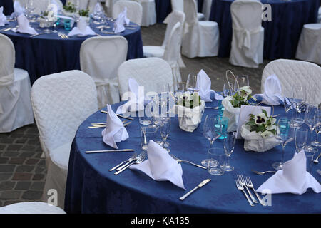 Jeu de table élégante avant le déjeuner officiel avec le plat blanc et bleu cirée Banque D'Images