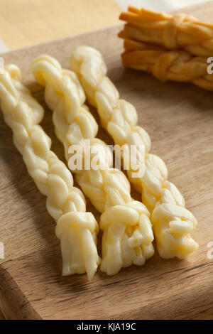 Fumé et slovaques traditionnels fabriqués à la main korbacik non fumée fromage de chaîne Banque D'Images