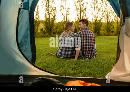 Vue d'un heureux couple camping à la nature Banque D'Images