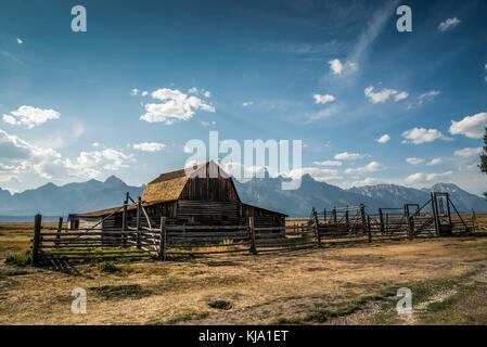 Des bâtiments abandonnés à mormon row sur les antilopes appartements donnant sur le Grand Teton National Park. Banque D'Images