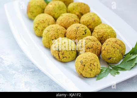 Fresh baked falafel de persil, fond clair. Banque D'Images