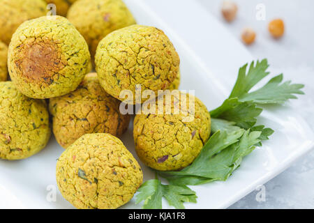 Fresh baked falafel de persil, fond clair. Banque D'Images