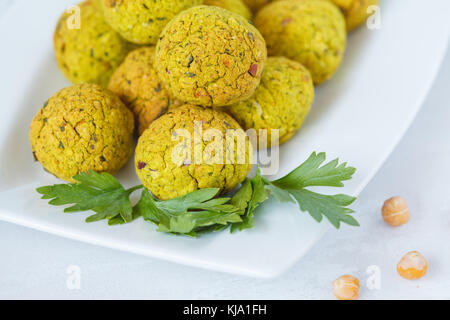 Fresh baked falafel de persil, fond clair. Banque D'Images