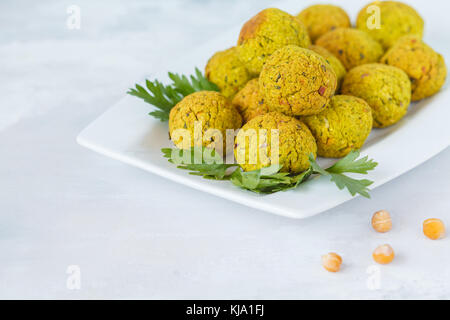 Fresh baked falafel de persil, fond clair. Banque D'Images