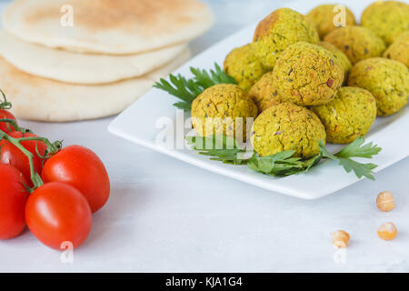 Fresh baked falafel avec pita, ingrédients pour sandwich falafel, fond clair. Banque D'Images