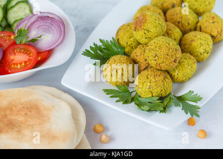 Fresh baked falafel avec pita, ingrédients pour sandwich falafel, fond clair. Banque D'Images