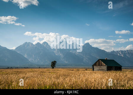 Des bâtiments abandonnés à mormon row sur les antilopes appartements donnant sur le Grand Teton National Park. Banque D'Images