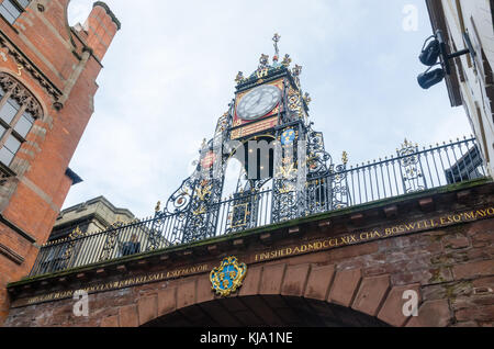 Tourelle victorienne construite au-dessus de l'horloge un passage géorgien sur Eastgate Street, dans la ville historique de Chester et répertorié comme monument historique. Banque D'Images