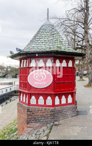 Kiosque de crème glacée fermée pour l'hiver sur les rives de la rivière Dee à Chester, Royaume-Uni Banque D'Images