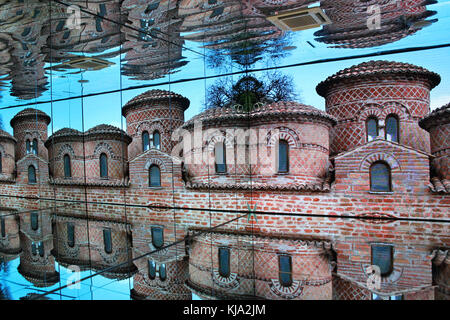 Milan, Italy-June 2015 : l'Expo 2015, Caleidoscope & géométries, pavillon italien.Images de la beauté italienne ont été projetés dans une salle avec un mirro Banque D'Images