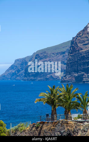 Blick auf die an der los Gigantes, westkueste abfallenden bis 450 mètres steil felsklippen, teneriffa, kanarische inseln, spanien, atlantischer ozean, Banque D'Images