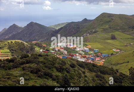 Le village Vega de las Mercedes, vue depuis le mirador de las Mercedes à montagnes d'Anaga, île de Tenerife, Canaries, Espagne Banque D'Images