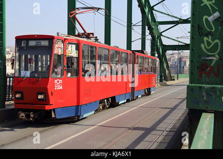 Tatra KT4 Rouge ancien tramway sur le Vieux Pont de la Save aussi appelé pont de tramway à Belgrade, Serbie Banque D'Images