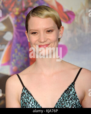 LONDRES, ANGLETERRE - 10 MAI: Mia Wasikowska participe à la première britannique de 'Alice Through the Looking Glass' à Odeon Leicester Square le 10 mai 2016 à Londres, Angleterre. Personnes: Mia Wasikowska Banque D'Images