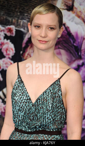 LONDRES, ANGLETERRE - 10 MAI: Mia Wasikowska participe à la première britannique de 'Alice Through the Looking Glass' à Odeon Leicester Square le 10 mai 2016 à Londres, Angleterre. Personnes: Mia Wasikowska Banque D'Images