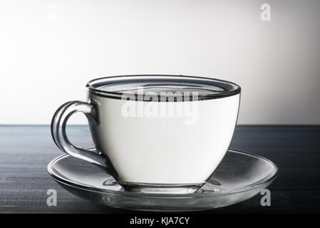 Tasse en verre de l'eau chaude pour préparer le thé Banque D'Images