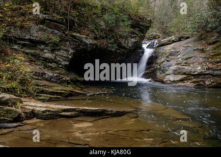 Big panther creek est un affluent de la rivière de tallulah dans le nord de la Géorgie. Le generallyeast ruisseau coule au sud-est de la rivière Pigeon sur la montagne à la rivière tugaloo juste en aval du barrage de yonah. le long de sa longueur il a plusieurs belles cascades et petites chutes, avec une cascade très notables (panther creek falls) qui est une destination de randonnée très populaire. Banque D'Images