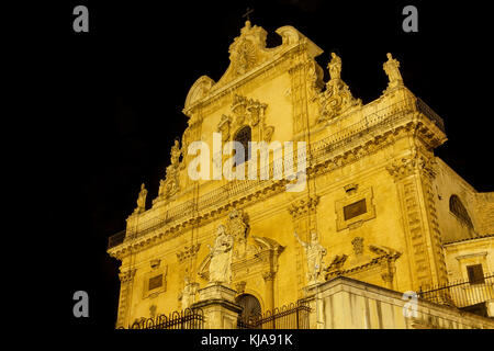 Façade de l'église San Pietro à Modica par nuit Banque D'Images