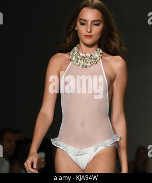 MIAMI BEACH, FL - 14 JUILLET : les mannequins marchent sur la piste au Cirone Swim Runway Show pendant la semaine de natation Art Hearts Fashion Miami Swim présentée par AIDS Healthcare Foundation au Collins Park le 14 juillet 2016 à Miami Beach, Floride. Les gens : Cirone Banque D'Images