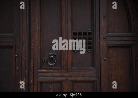 Porte en bois avec boîte aux lettres et l'éclosion ou d'une fenêtre Banque D'Images