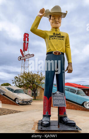 Une image éditoriale du second amendement Cowboy et la Cadillac RV Park à Amarillo au Texas Banque D'Images