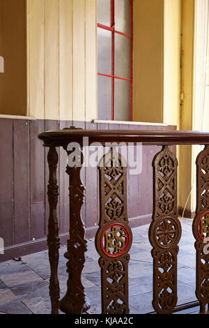 Balustrade de l'escalier avec le logo de l'entreprise. Le bâtiment Farmiloe, Londres, Royaume-Uni. Architecte : Lewis Henry Isaacs , 1886. Banque D'Images