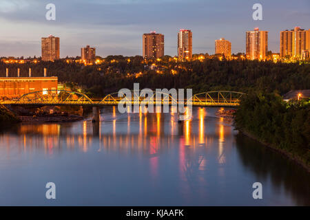 Pont sur la rivière Saskatchewan Nord à Edmonton . Edmonton, Alberta, Canada. Banque D'Images