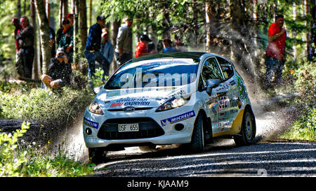 Pontus Tidemand dans sa voiture de rallye en pleine vitesse Banque D'Images