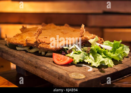 Cachopo, un plat typique des Asturies qui se compose de deux grands filets de veau panées farcies au jambon et fromage Banque D'Images