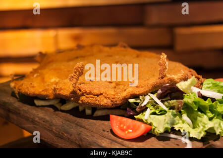 Cachopo, un plat typique des Asturies qui se compose de deux grands filets de veau panées farcies au jambon et fromage Banque D'Images