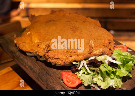 Cachopo, un plat typique des Asturies qui se compose de deux grands filets de veau panées farcies au jambon et fromage Banque D'Images