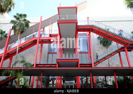 Escalier menant à de vastes galeries du Musée d'Art Contemporain au LACMA Los Angeles County Museum of Art sur Wilshire Blvd dans la California KATHY DEWITT Banque D'Images